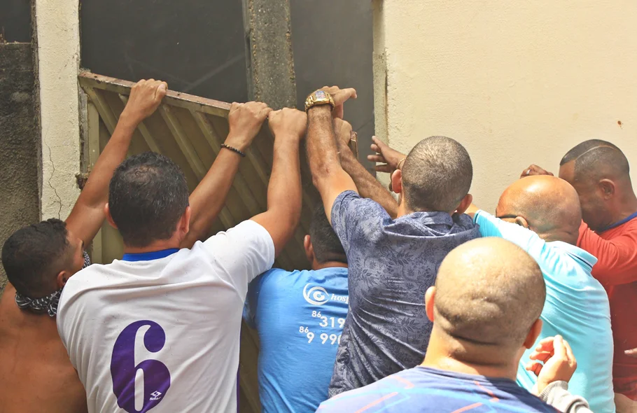 Moradores arrombam portão de residência