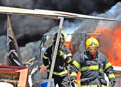 No local os bombeiros realizaram a retirada de materiais