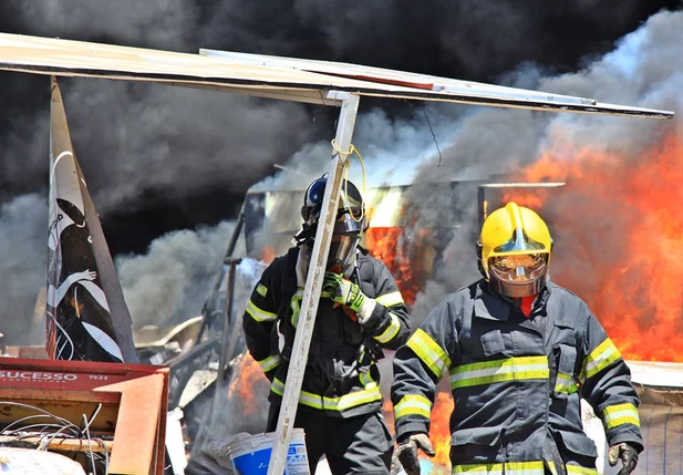 No local os bombeiros realizaram a retirada de materiais