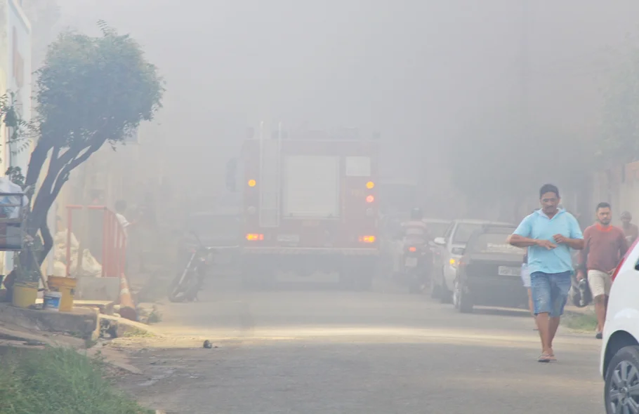 O fogo atingiu algumas residências no local
