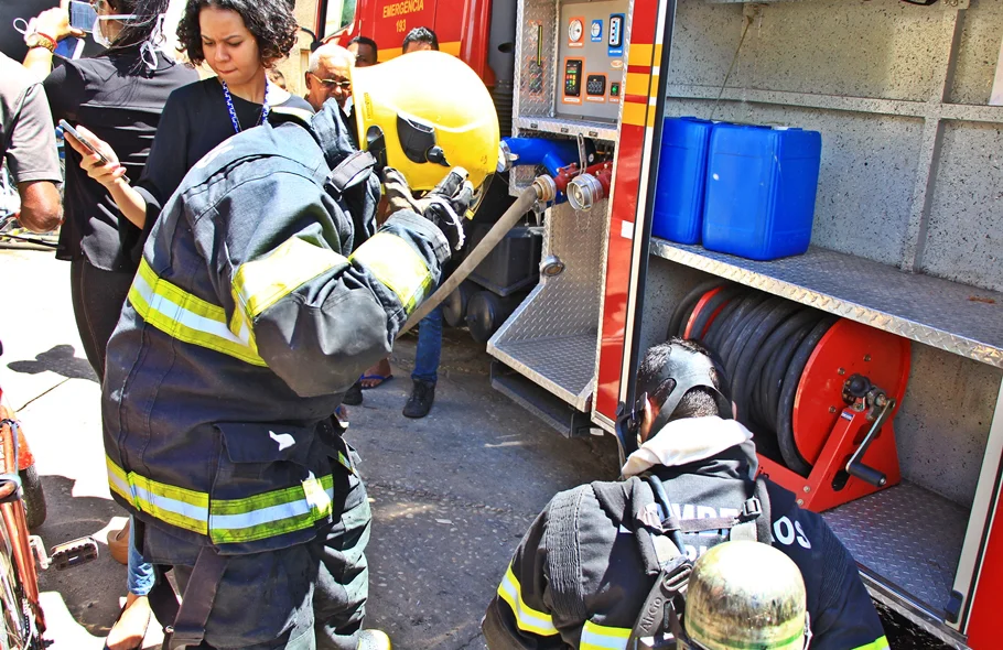 Os bombeiros tiveram que entrar no fogo para realizar o trabalho