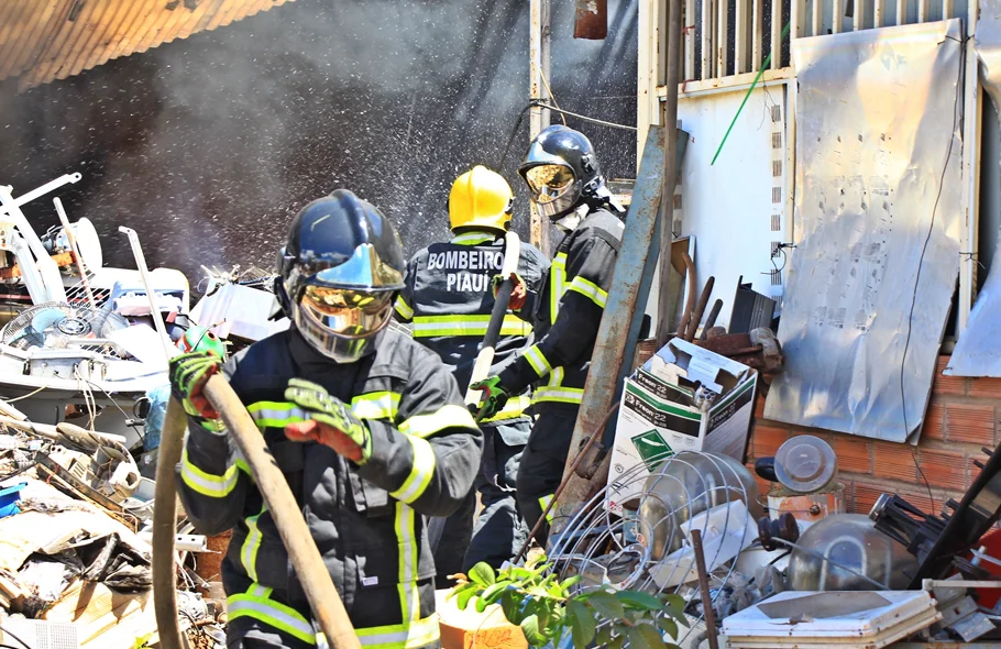 O  incêndio destruiu um ferro velho no início da tarde desta terça-feira