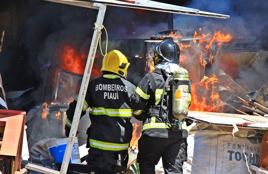 O incêndio teve início em uma sucata
