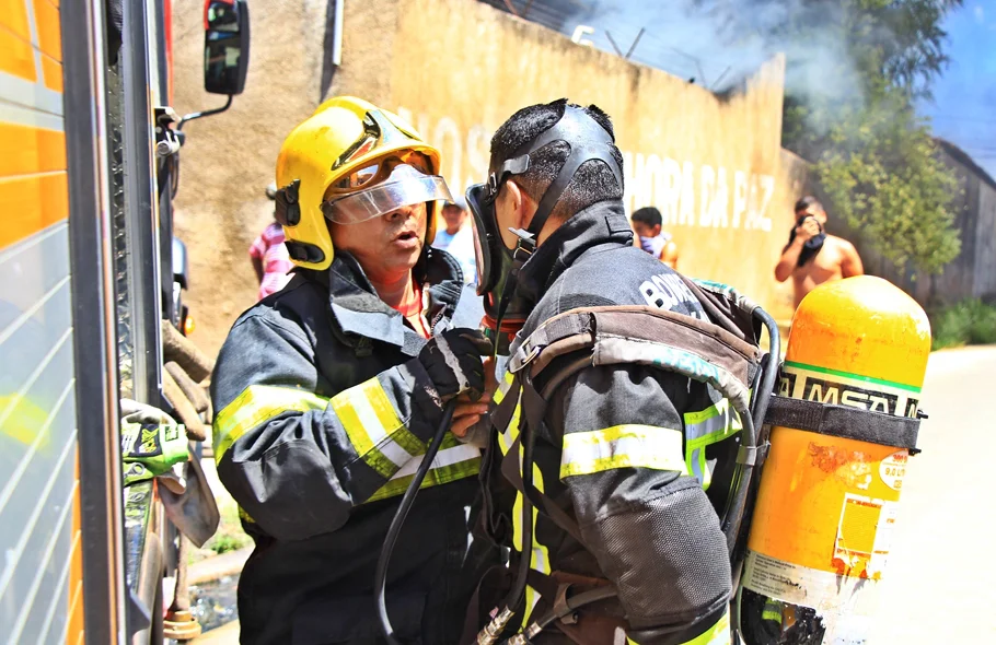 Os bombeiros tiveram que iniciar o uso de equipamentos