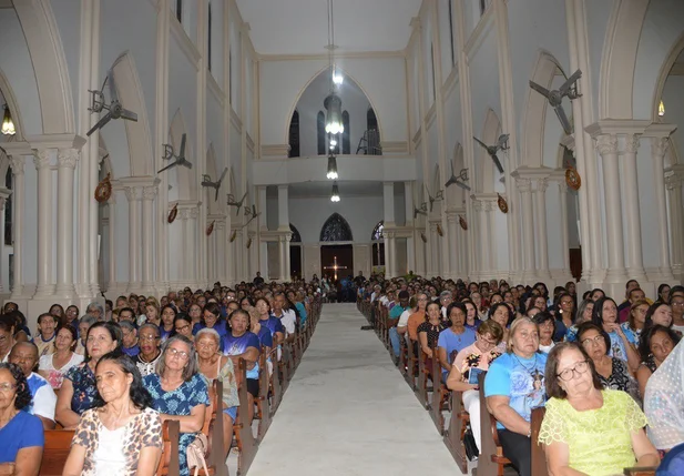 Fiéis lotam Catedral de Picos nos Festejos da Padroeira