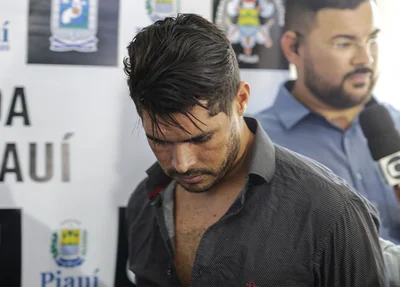 Acusado é apresentado na Secretaria de Segurança