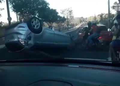 Carro capotou na Avenida Zequinha Freire