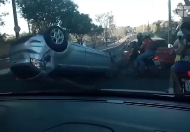 Carro capotou na Avenida Zequinha Freire