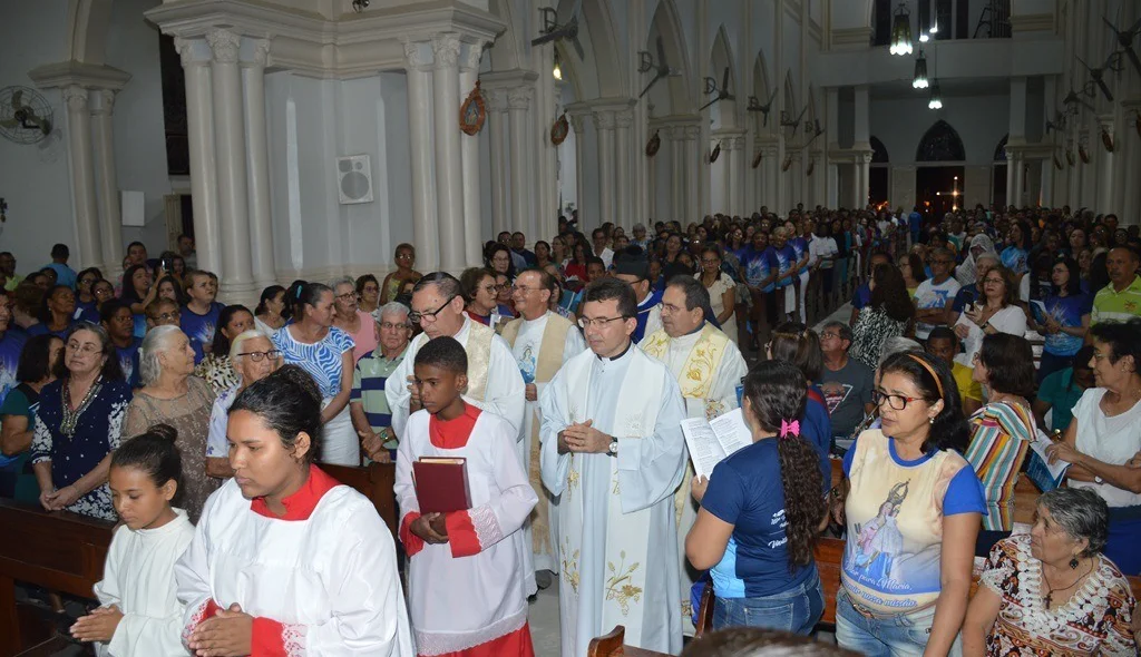 CelebRantes participam da procissão de entrada