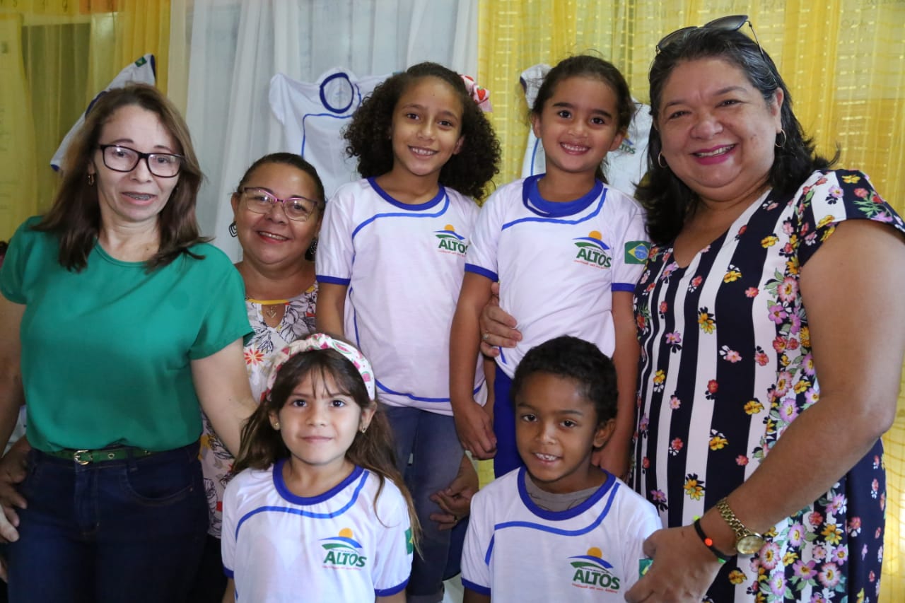 Entrega do fardamento escolar para estudantes de Alto