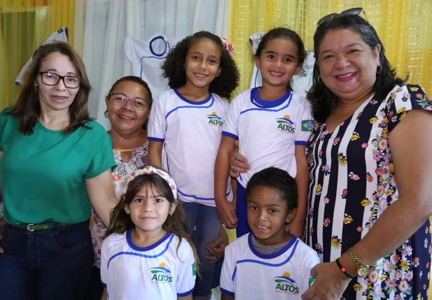 Entrega do fardamento escolar para estudantes de Altos