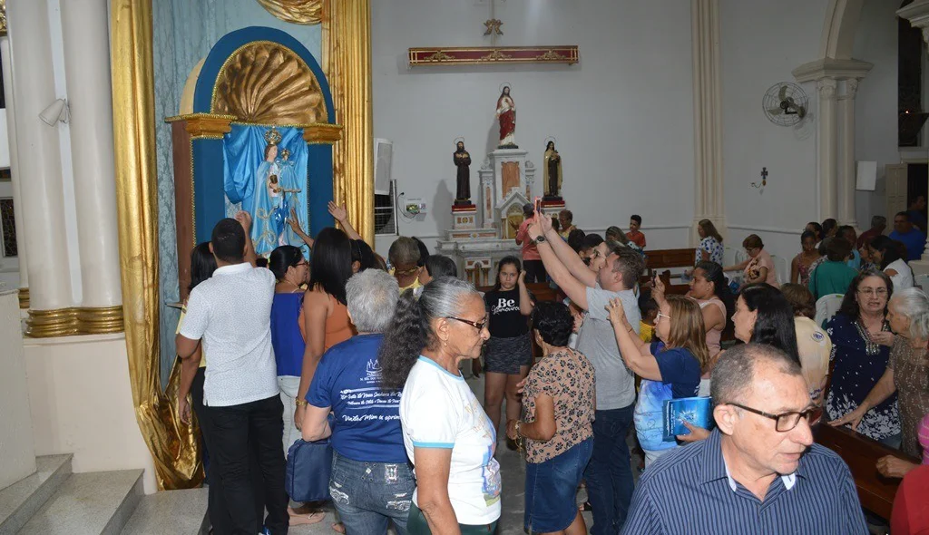 Fiéis reverenciam imagem da Padroeira