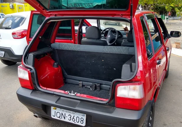 Carro apreendido com a quadrilha 