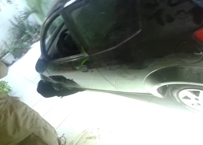 Carro caiu na cratera 