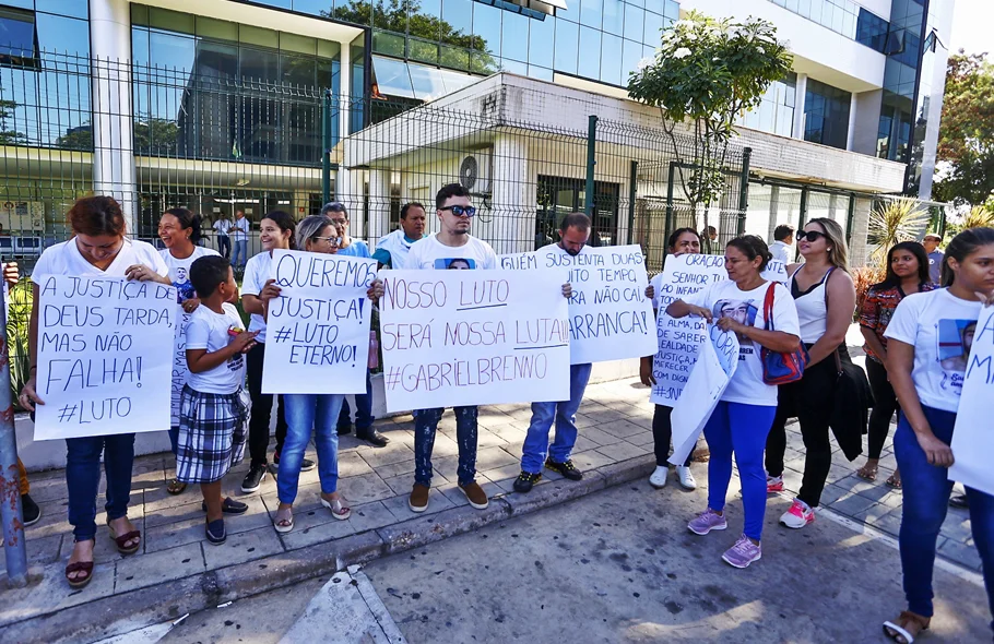 Familiares de Gabriel Brenno manisfestam em frente ao fórum