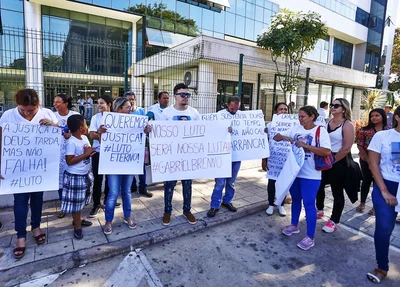 Familiares de Gabriel Brenno manisfestam em frente ao fórum