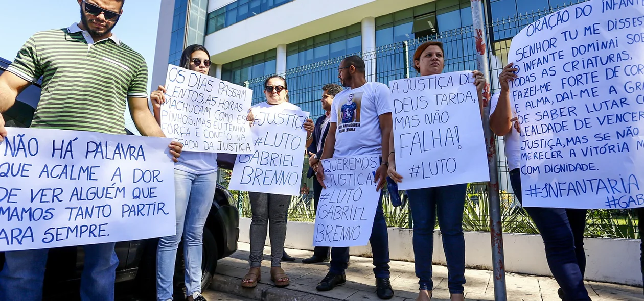 Familiares de Gabriel Brenno na frente do Fórum Criminal