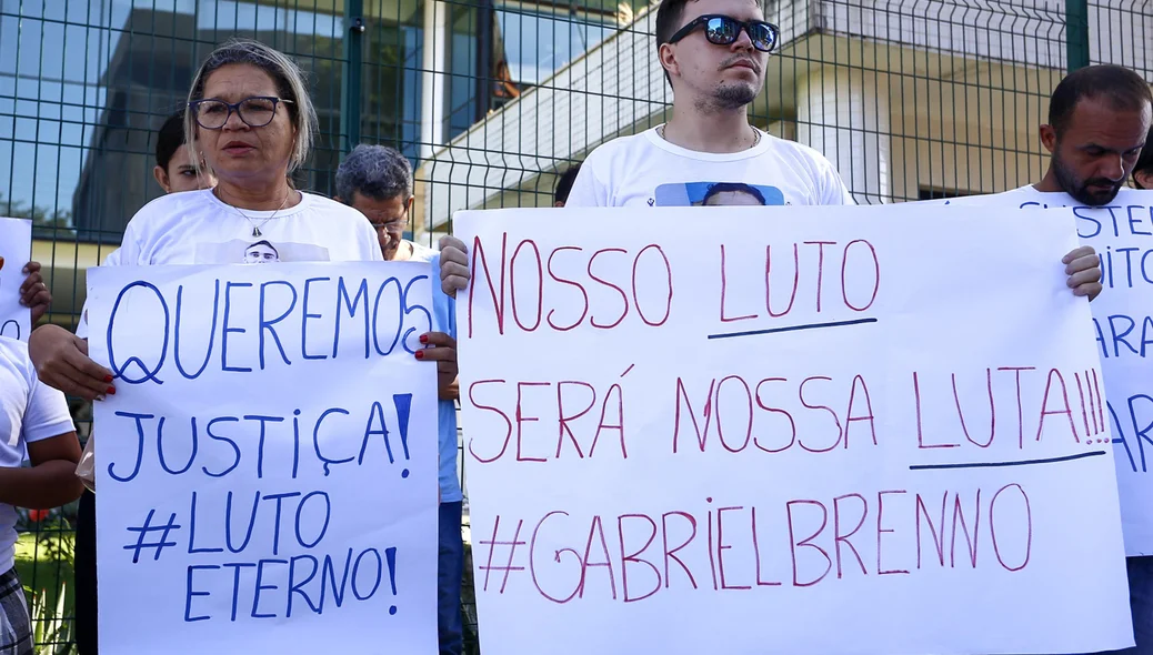Familiares do estudante Gabriel Brenno levaram cartazes para o Fórum Criminal