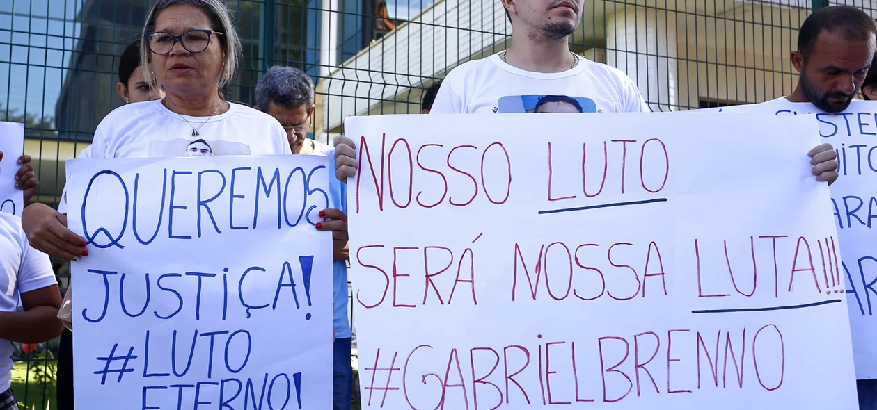 Familiares do estudante Gabriel Brenno levaram cartazes para o Fórum Criminal