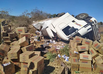 Carreta tombou na BR 135