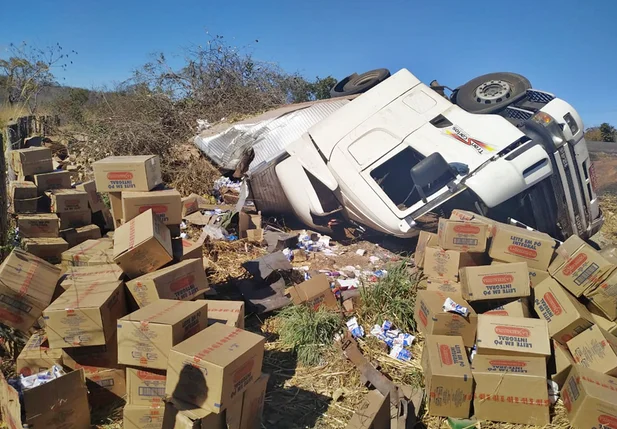 Carreta tombou na BR 135
