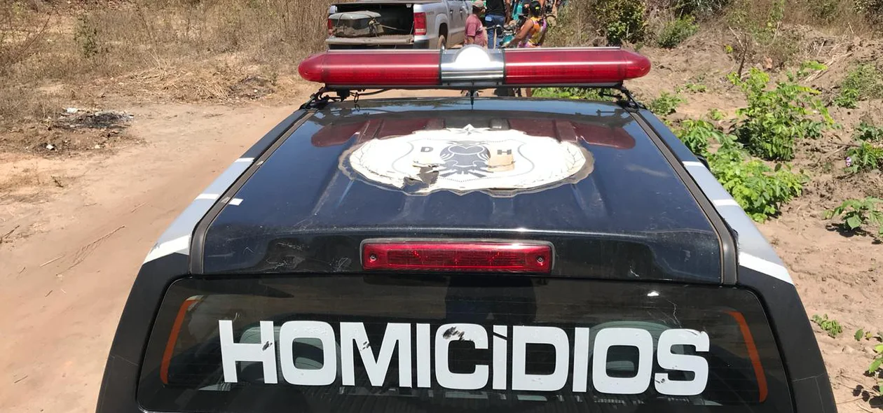 Departamento de Homicídios no local do crime