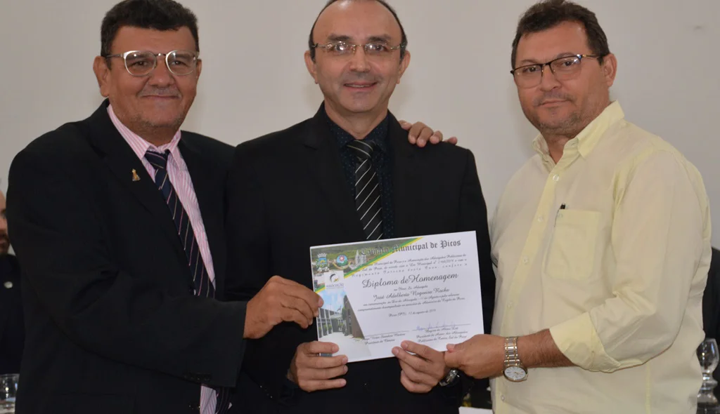 Advogado Adalberto Rocha recebe homenagem