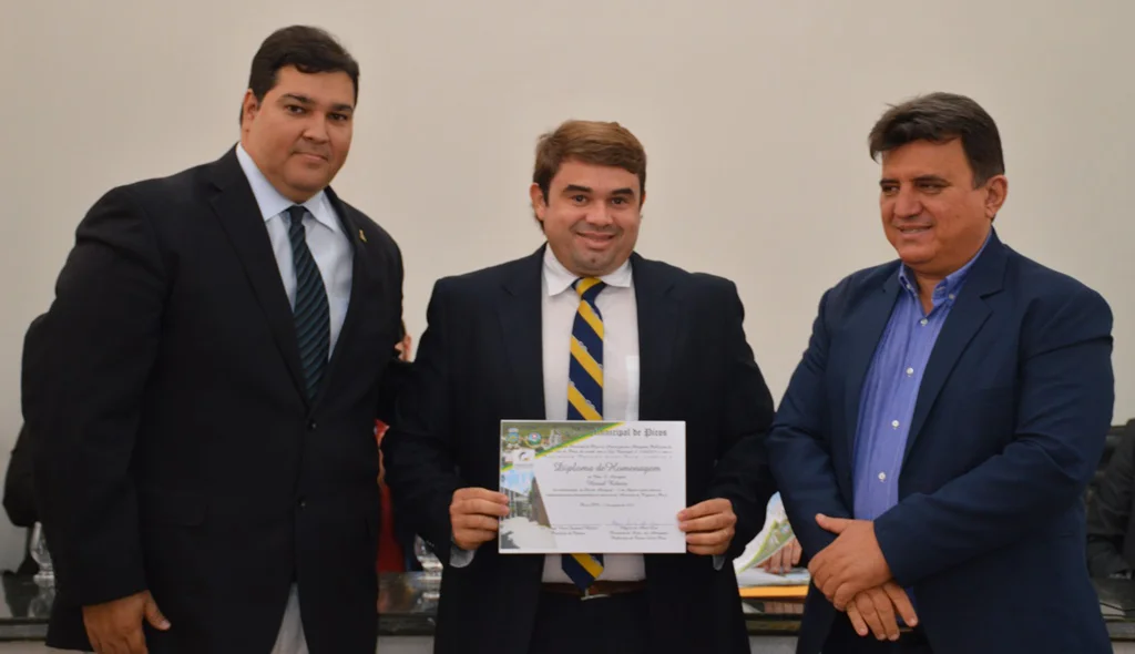 Advogado Helval Ribeiro recebe homenagem da Câmara