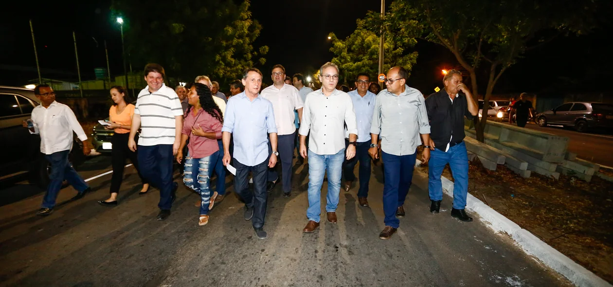 Firmino Filho durante inauguração de avenida em Teresina
