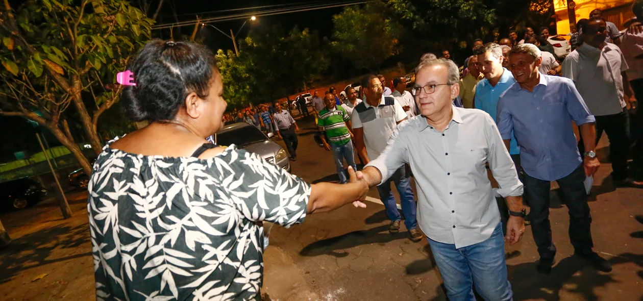 Prefeito Firmino Filho cumprimenta moradora