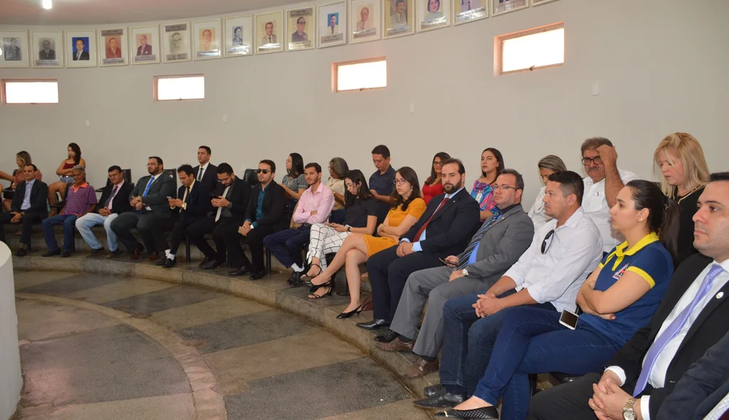 Público prestigia sessão solene