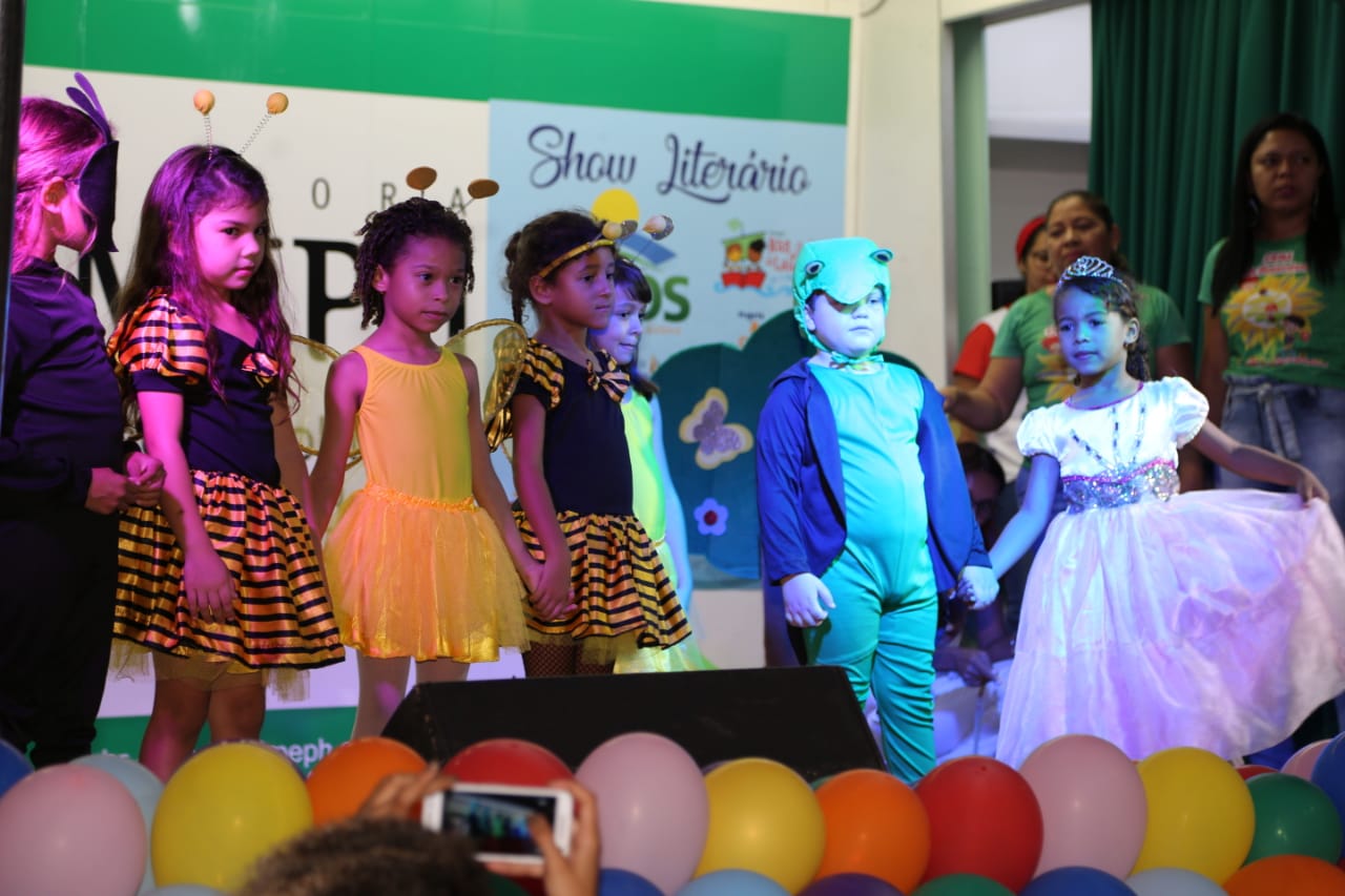 Crianças fazem show literário em Altos