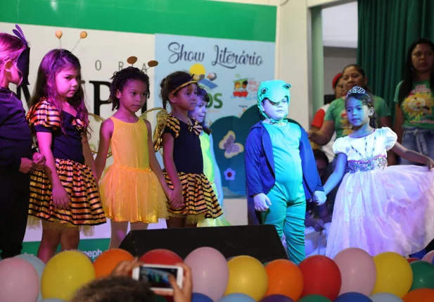 Crianças fazem show literário em Altos
