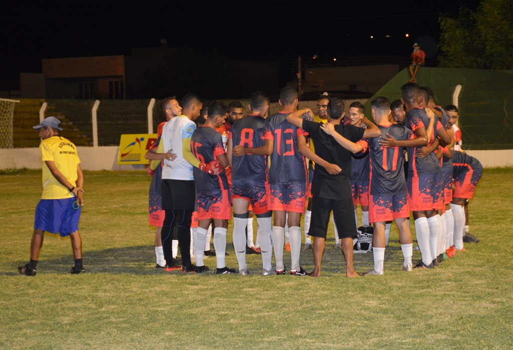 Jotadores da Base da Semel fazem oração entes do inicio do jogo