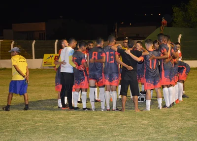 Jotadores da Base da Semel fazem oração entes do inicio do jogo