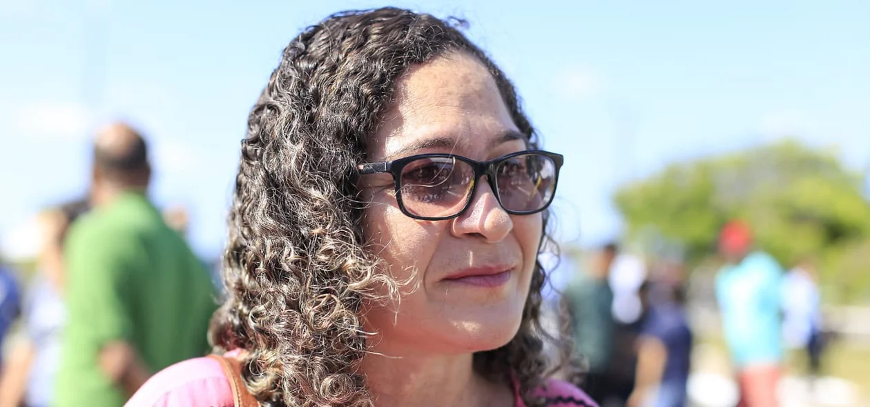 Apoiadora aguarda chegada de Bolsonaro a Parnaíba
