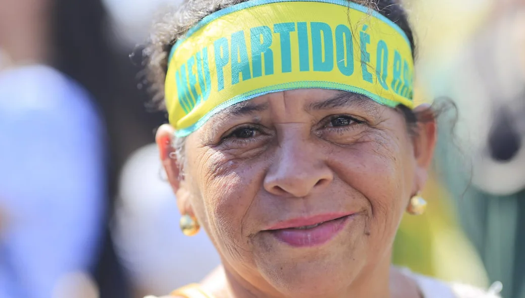 Apoiadora de Bolsonaro espera a chegada do presidente