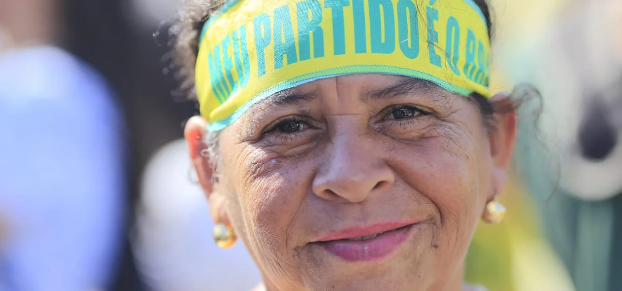Apoiadora de Bolsonaro espera a chegada do presidente