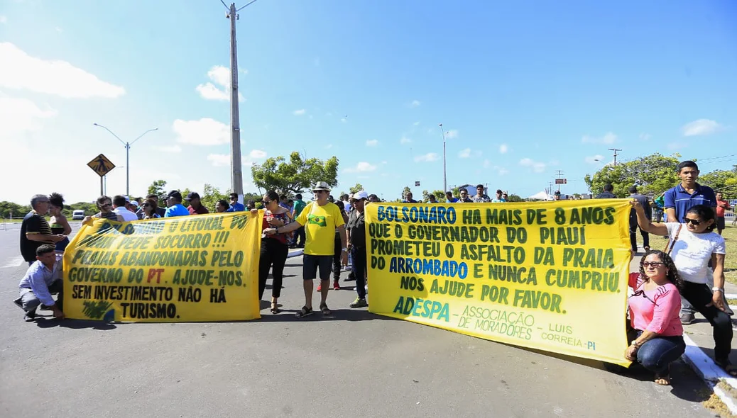 Apoiadores de Bolsonaro levam cartazes durante visita do presidente a Parnaíba