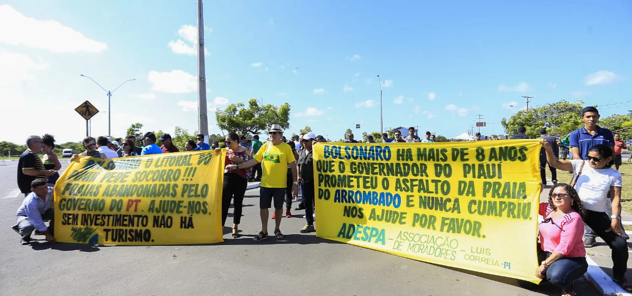 Apoiadores de Bolsonaro levam cartazes durante visita do presidente a Parnaíba
