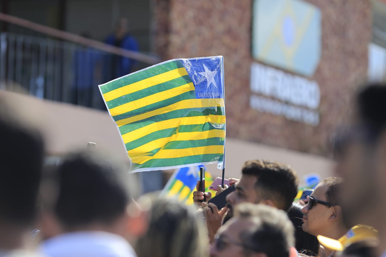 Bandeira do Piauí no meio da multidão 