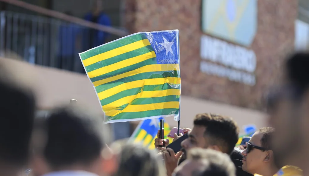 Bandeira do Piauí no meio da multidão 