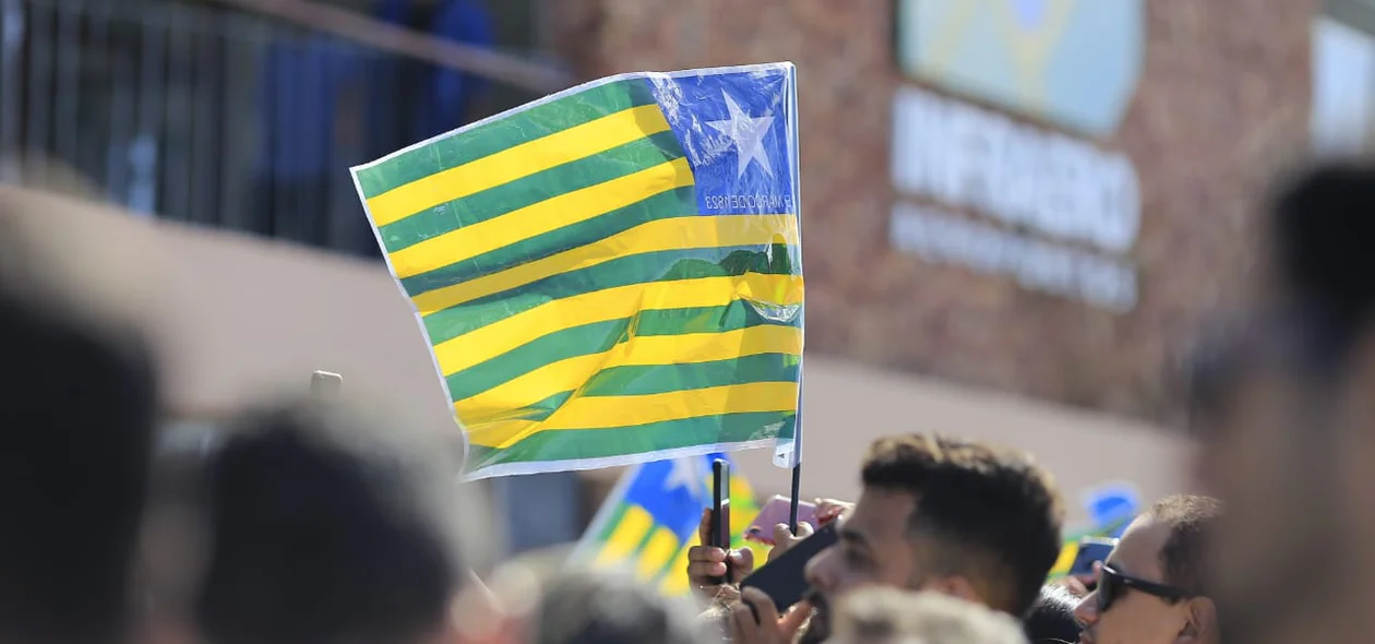 Bandeira do Piauí no meio da multidão 