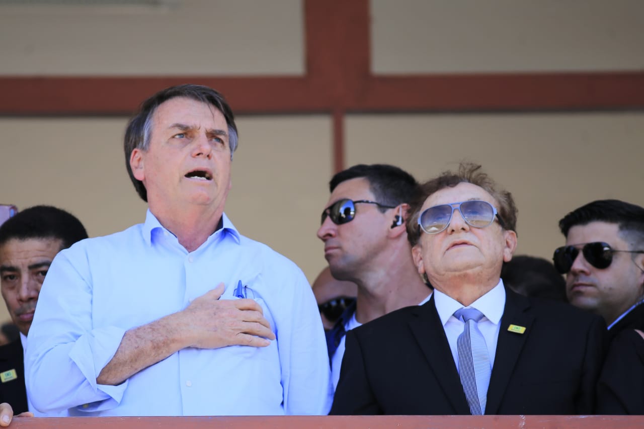 Bolsonaro canta o hino ao lado de Mão Santa