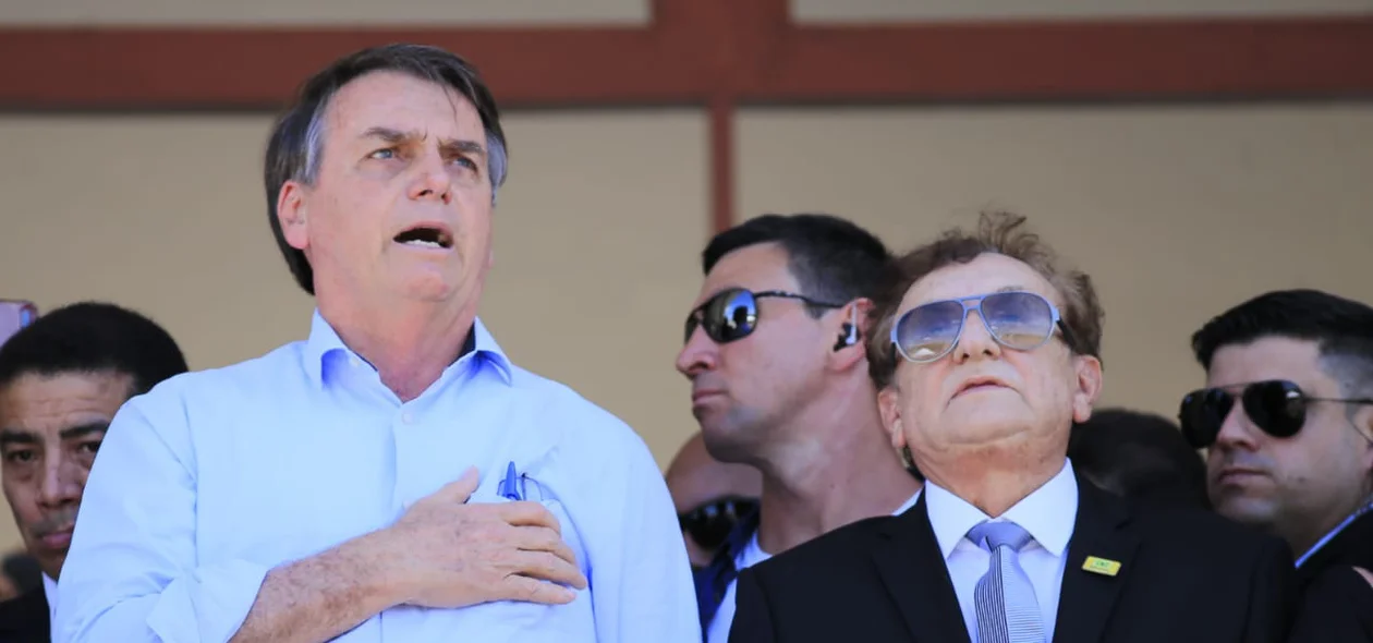 Bolsonaro canta o hino ao lado de Mão Santa