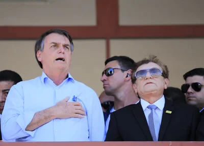 Bolsonaro canta o hino ao lado de Mão Santa