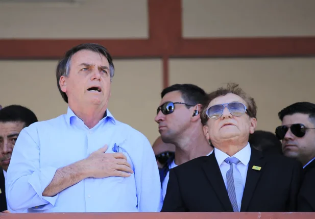 Bolsonaro canta o hino ao lado de Mão Santa