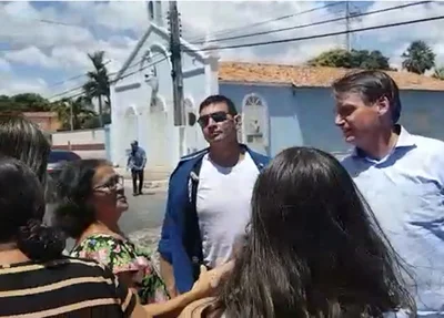 Bolsonaro cumprimenta família em Parnaíba
