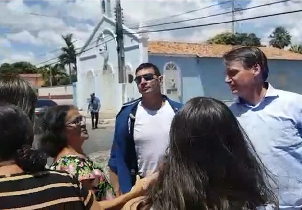 Bolsonaro cumprimenta família em Parnaíba