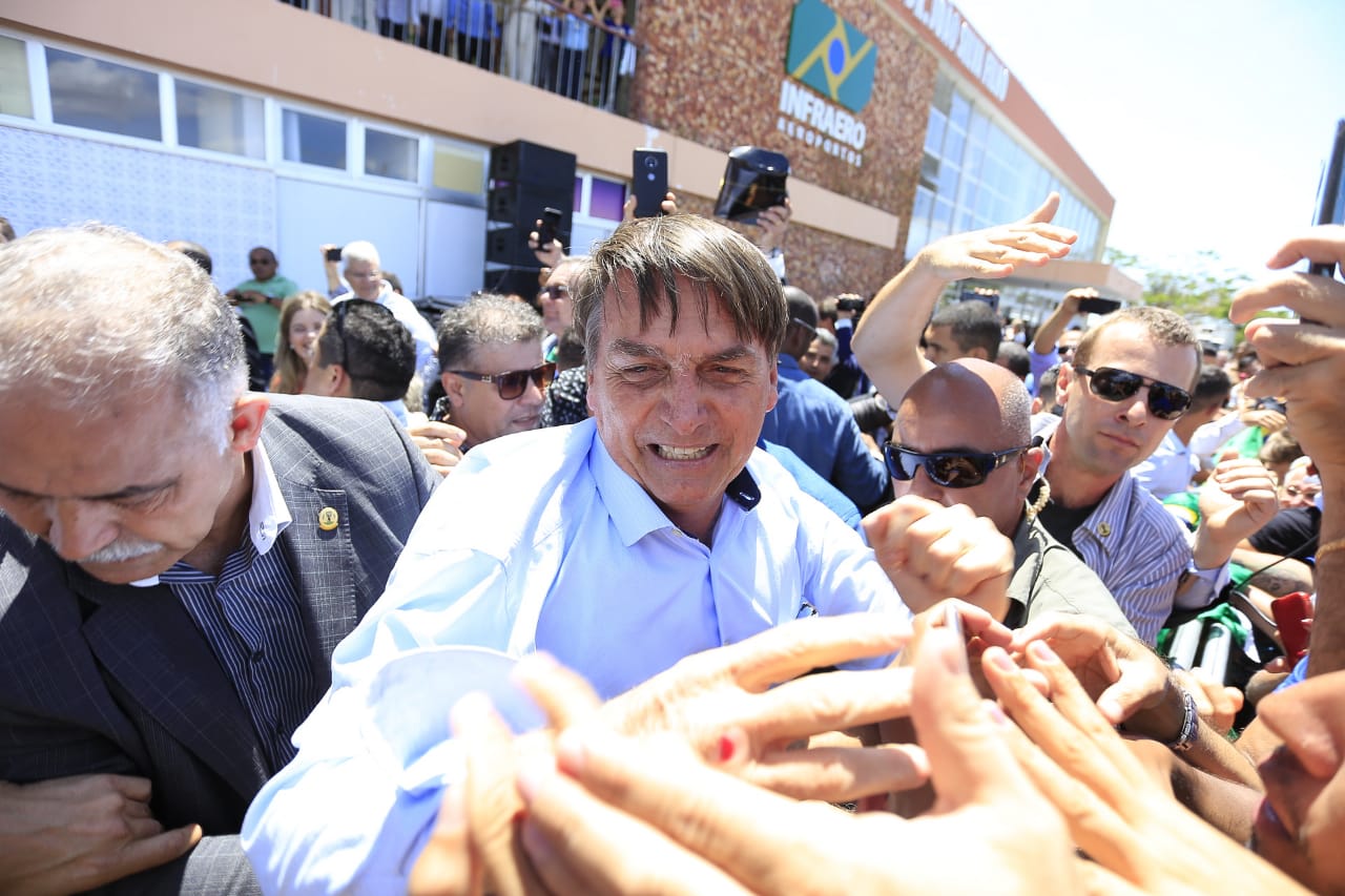 Bolsonaro cumprimentando o Público presente na sua visita a Parnaíba